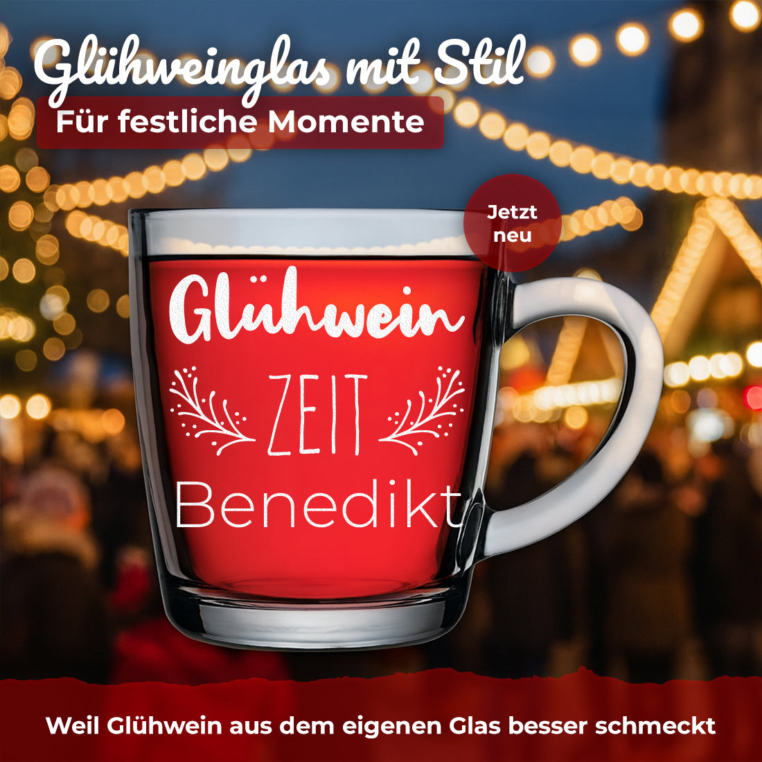 Glühweinglas mit Motiv Glühwein Zeit und Beispielgravur Benedikt vor winterlichen Lichtern