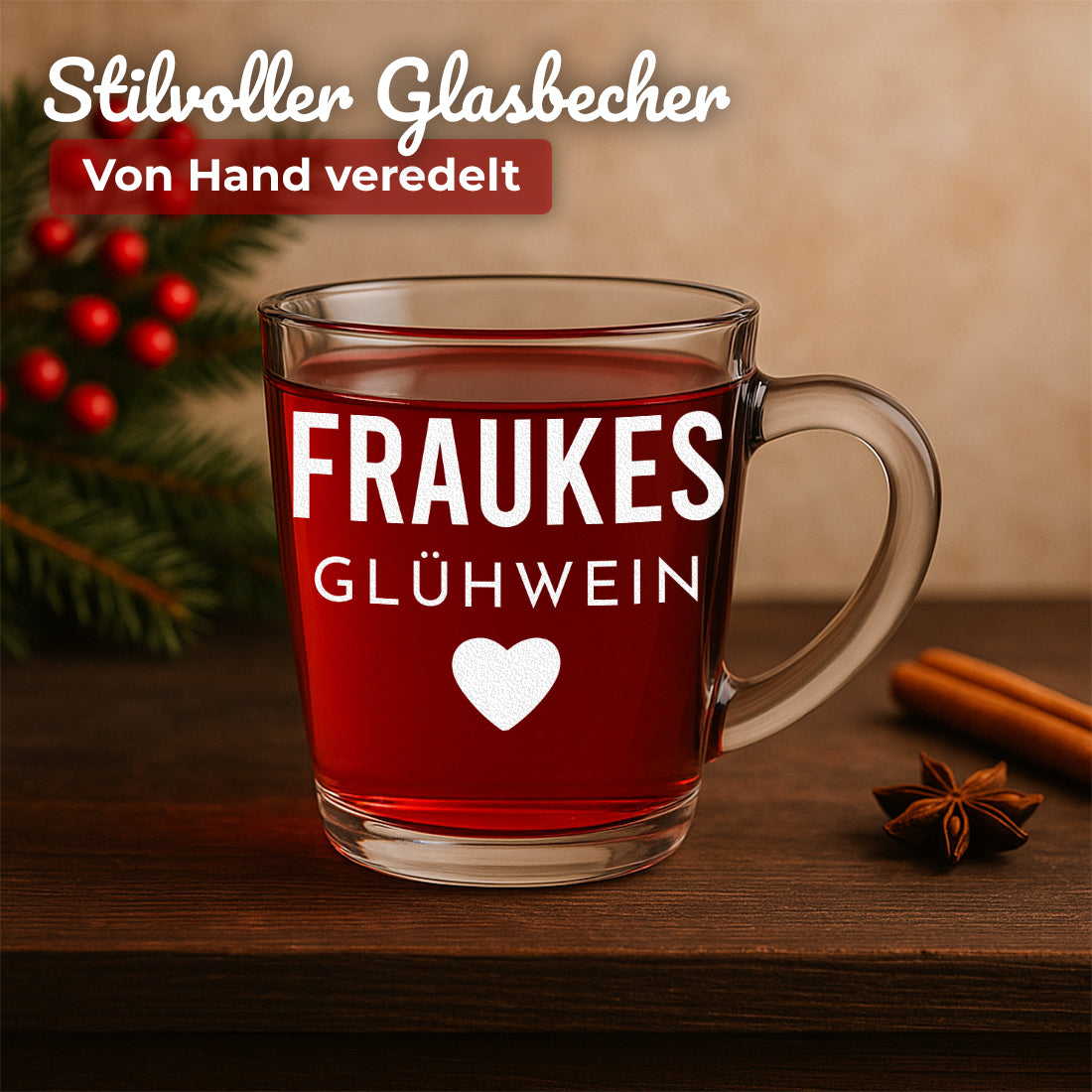Glühweinglas mit Motiv Glühwein Herz und Beispielgravur Frauke auf einem weihnachtlichen Tisch