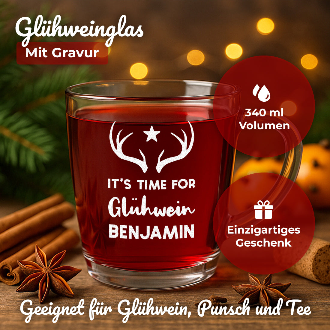 Glühweinglas mit It’s time for Glühwein-Motiv und Beispielgravur Benjamin in weihnachtlicher Szene