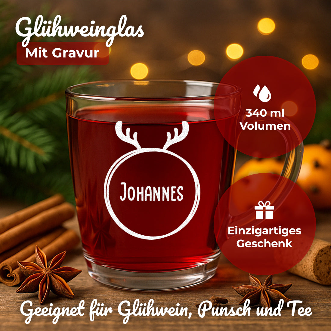 Glühweinglas mit Kreis mit Geweih-Motiv und Beispielgravur Johannes in weihnachtlicher Szene