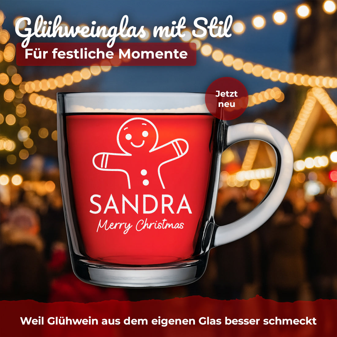 Glühweinglas mit Motiv Merry Christmas und Beispielgravur Sandra vor winterlichen Lichtern