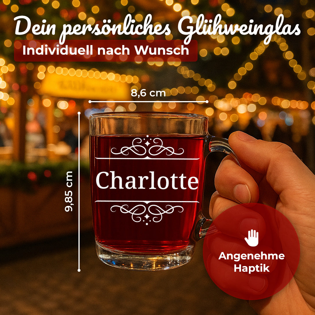 Glühweinglas mit Motiv Ornament und Beispielgravur Charlotte in der Hand mit Maßangaben