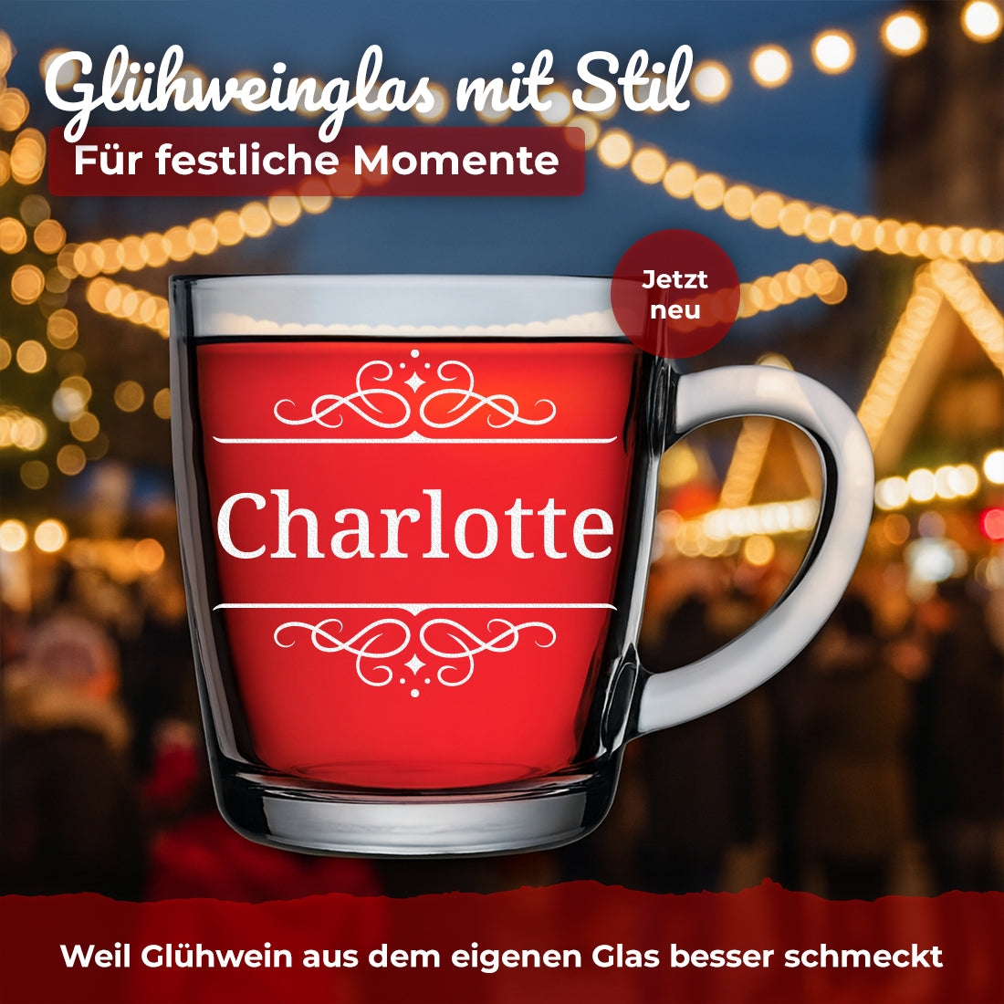 Glühweinglas mit Motiv Ornament und Beispielgravur Charlotte vor winterlichen Lichtern