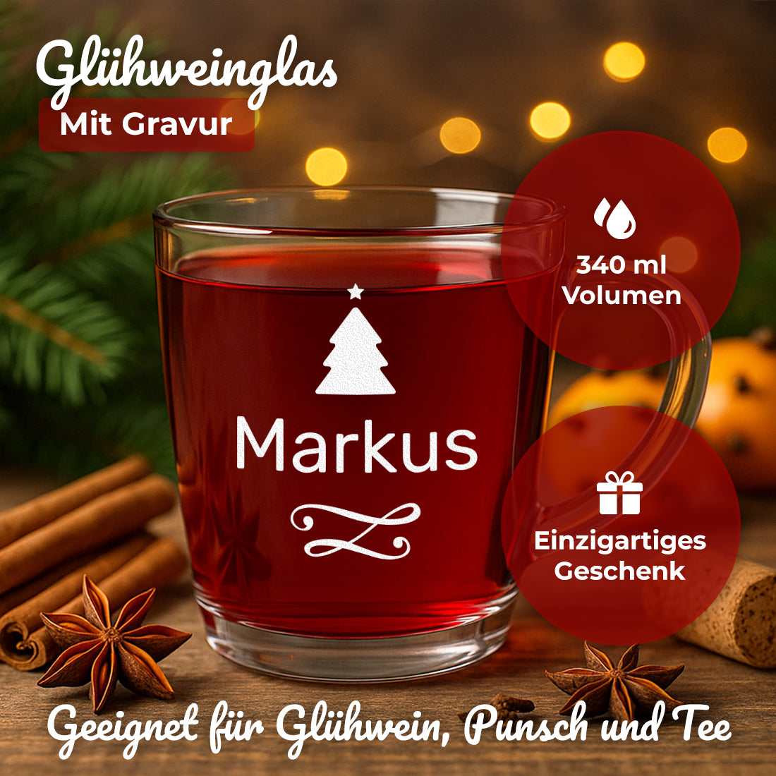 Glühweinglas mit Weihnachtsbaum-Motiv und Beispielgravur Markus in weihnachtlicher Szene