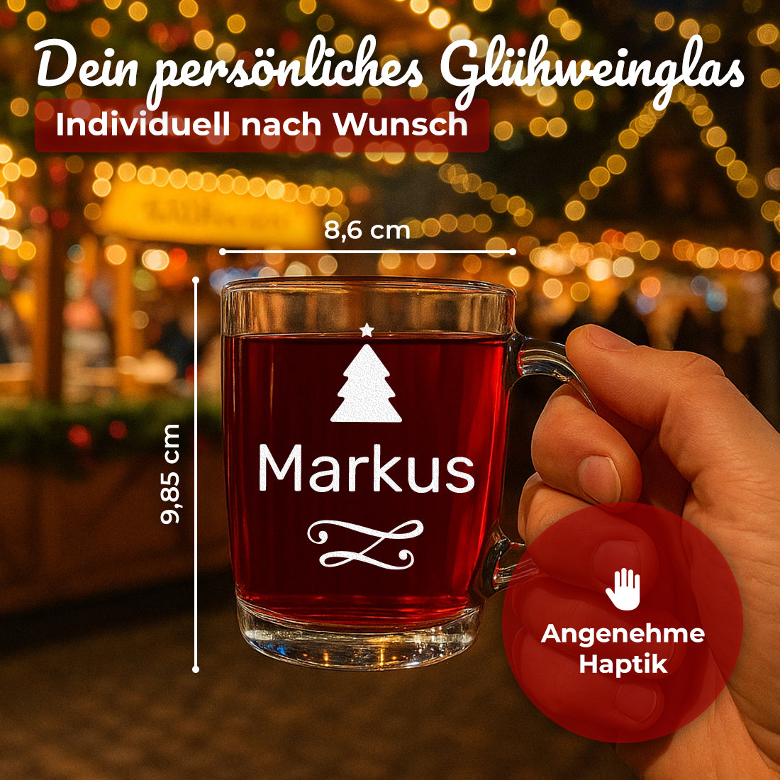 Glühweinglas mit Motiv Weihnachtsbaum und Beispielgravur Markus in der Hand mit Maßangaben