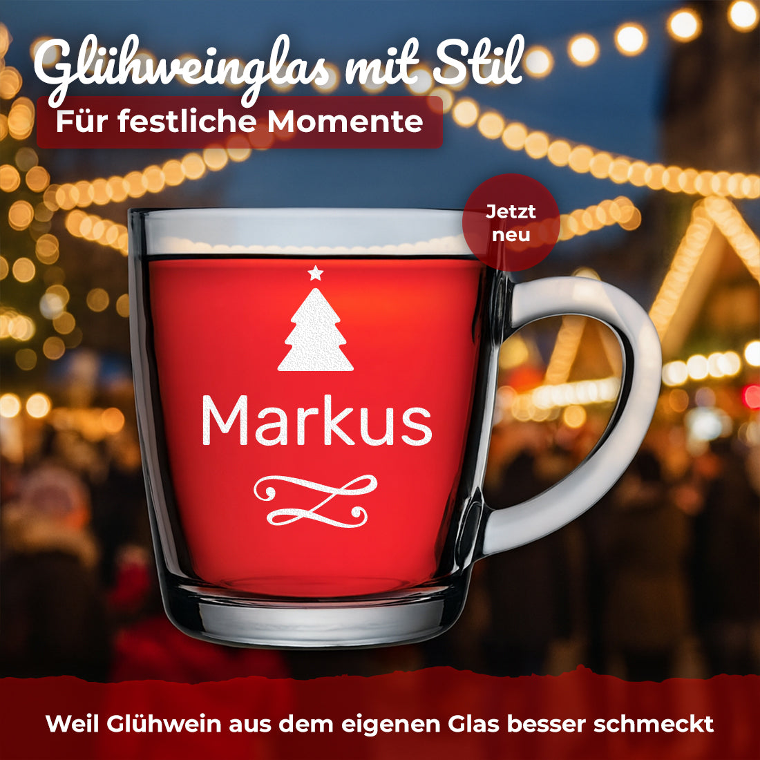 Glühweinglas mit Motiv Weihnachtsbaum und Beispielgravur Markus vor winterlichen Lichtern