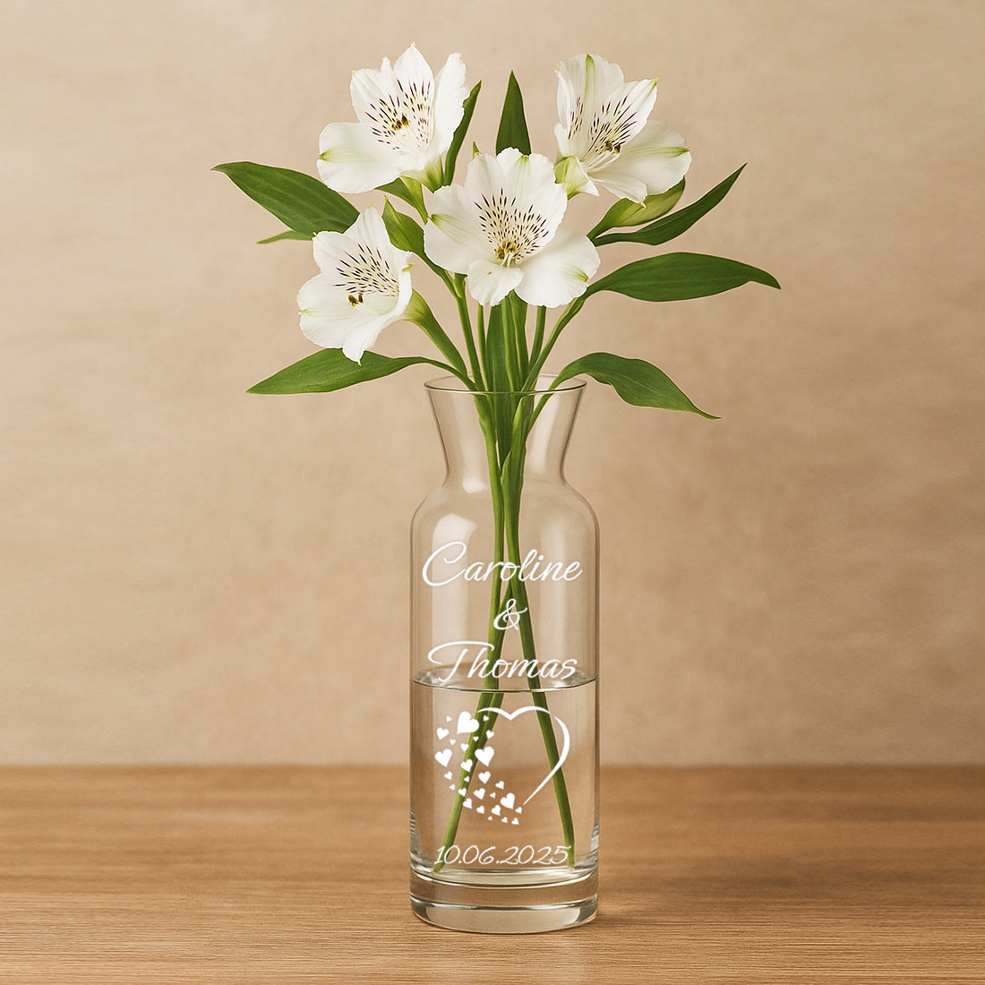 Nahaufnahme einer gravierten Glasvase aus hochwertigem Glas mit weißen Blumen