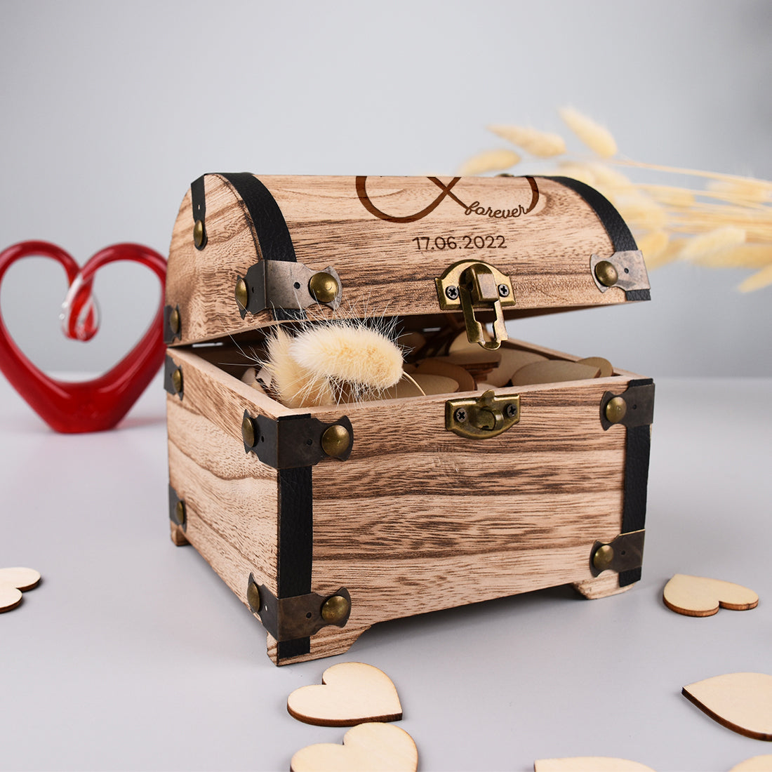 Personalisierte Hochzeits-Schatztruhe geöffnet mit Holzherzen und graviertem Deckel