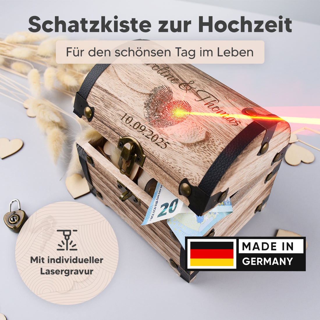 Detailansicht des antiken Herzschlosses mit Schlüssel an der Hochzeitstruhe