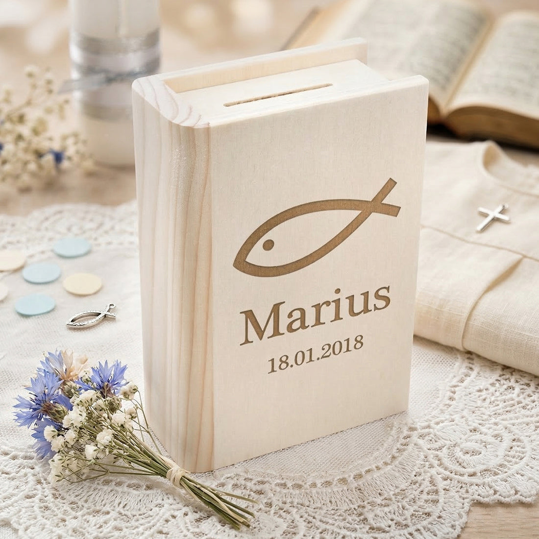 Personalisierte Buch-Spardose aus Holz mit Fisch-Motiv – Geschenk zur Taufe