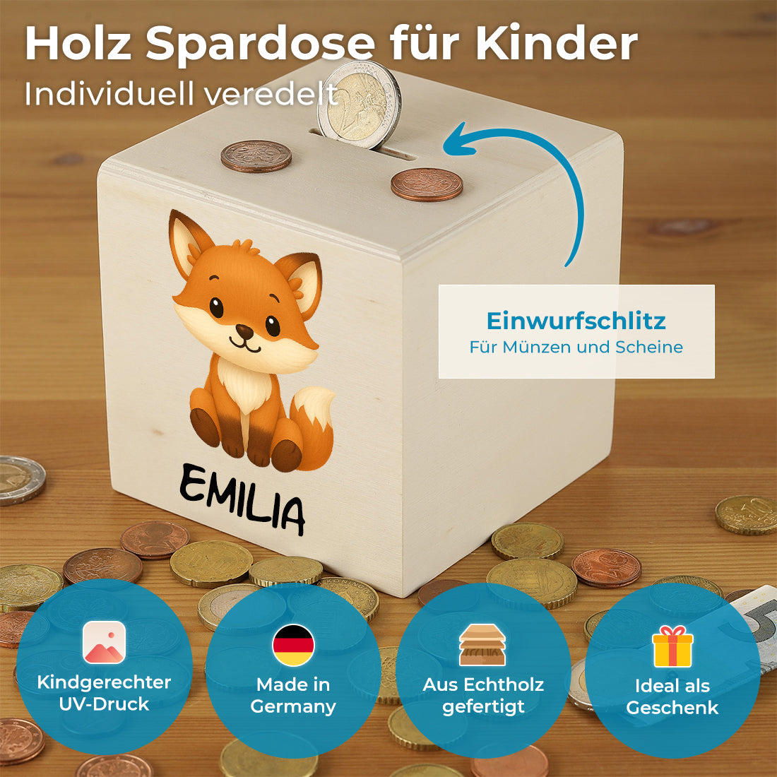 Holzspardose mit Fuchs und Beispielname Emilia beim Einwerfen einer Münze.