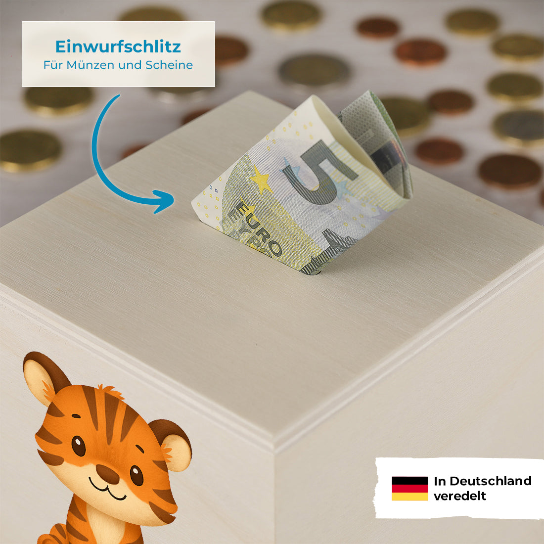 Detail des Einwurfschlitzes einer Tiger-Spardose mit einem Geldschein.