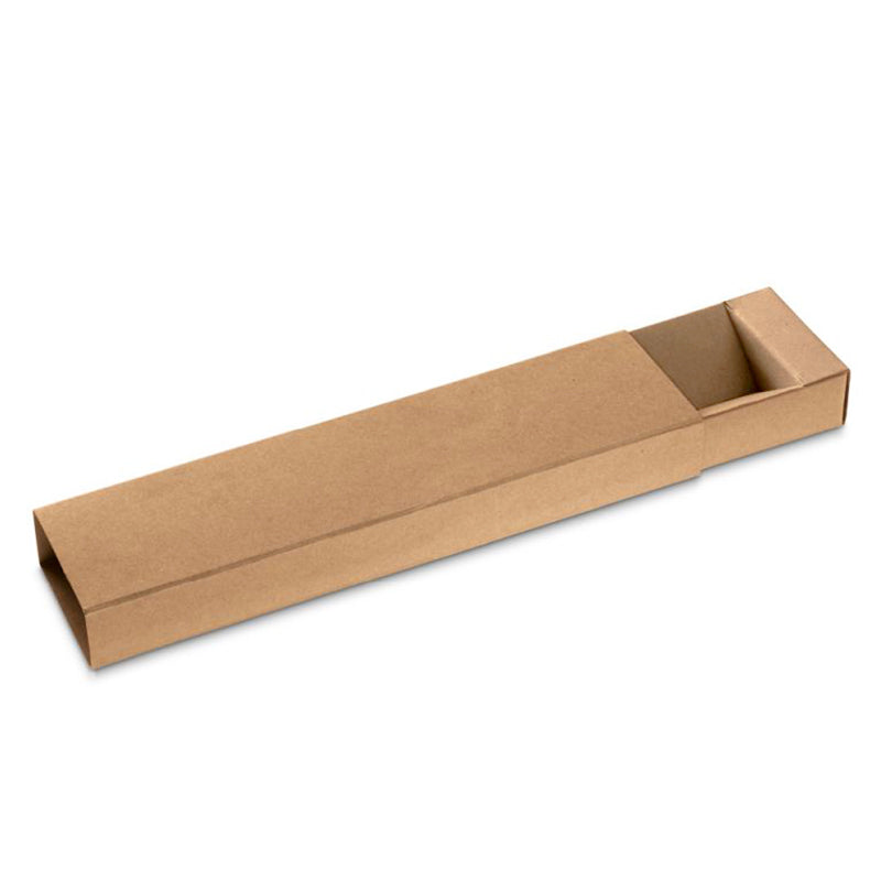 Braunes Kugelschreiber Geschenketui aus Kraftpapier geöffnet mit einem eleganten Stift darin auf grauem Untergrund.