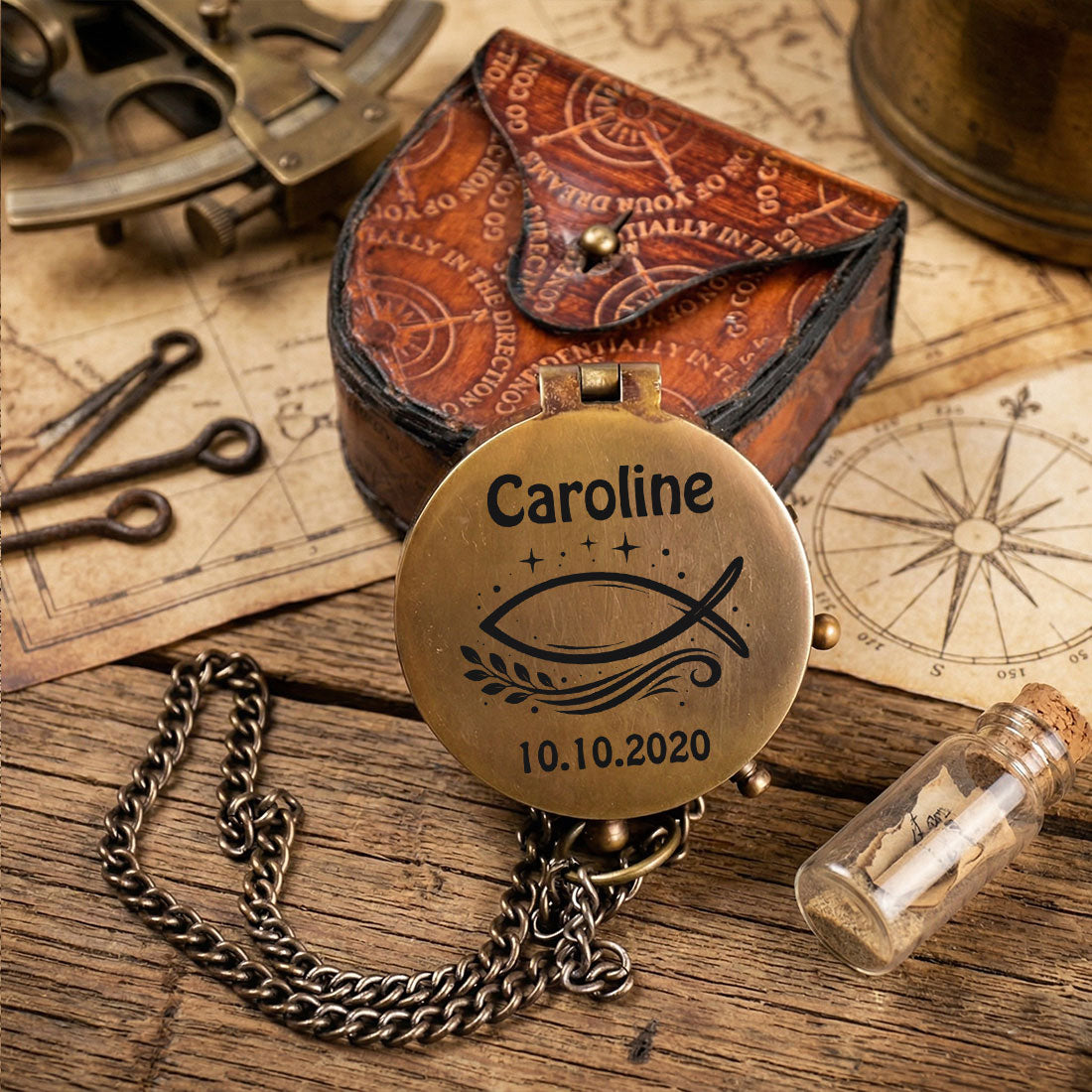 Personalisierter Messing-Kompass mit Fisch-Gravur Name und Datum zur Taufe
