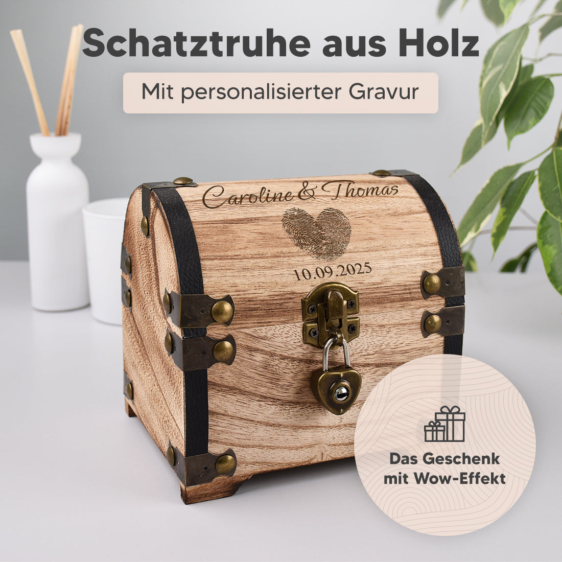 Kleine Schatztruhe aus Holz mit Gravur als kreatives Geldgeschenk zur Hochzeit