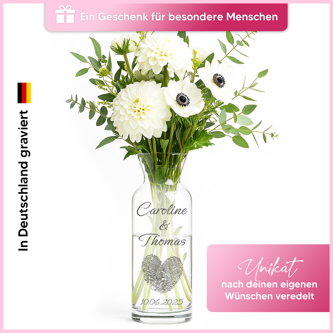 Gravierte Blumenvase mit Namen und Hochzeitsdatum neben einem weißen Blumenstrauß