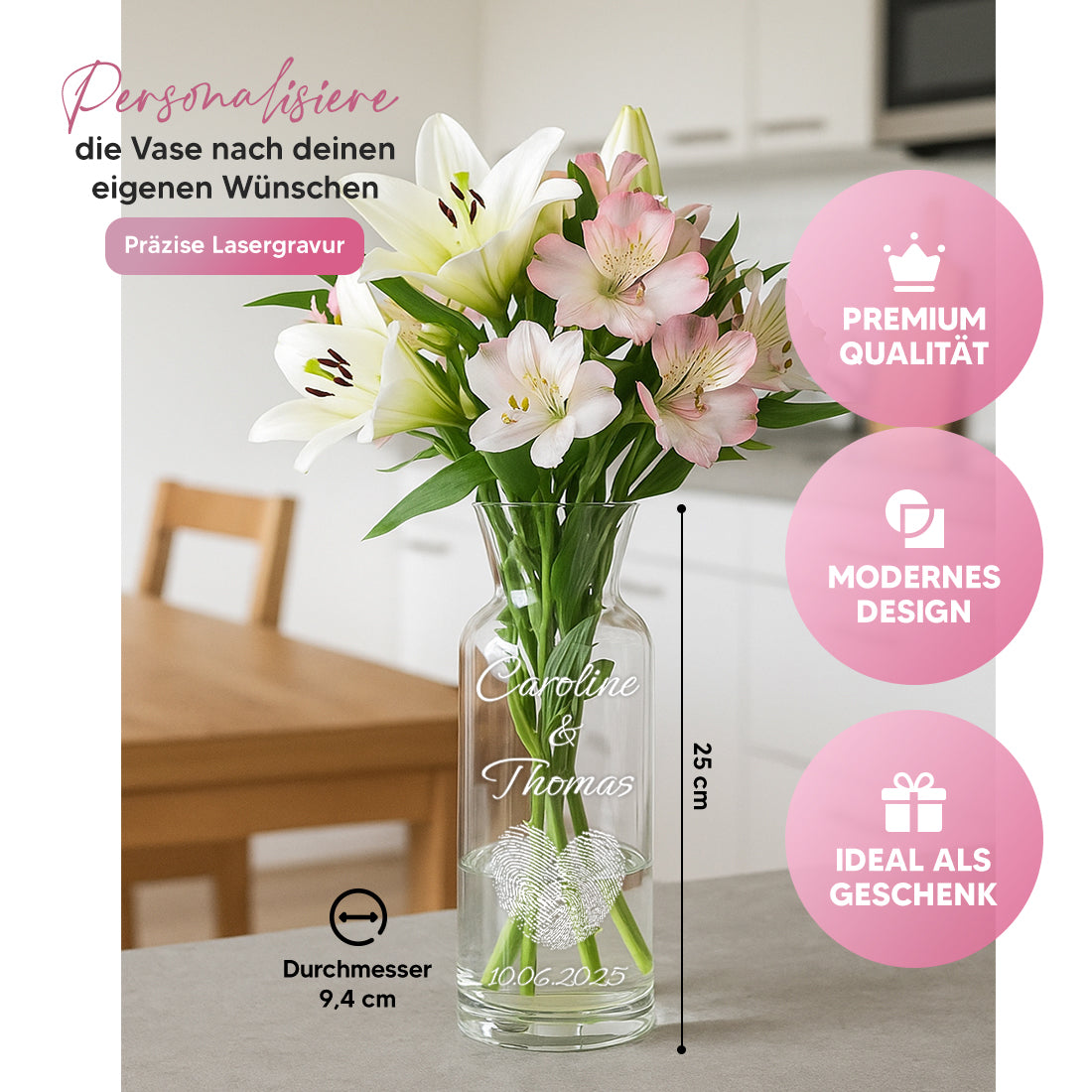 Gravierte Blumenvase mit Messangabe und Lilienstrauß in eleganter Einrichtung
