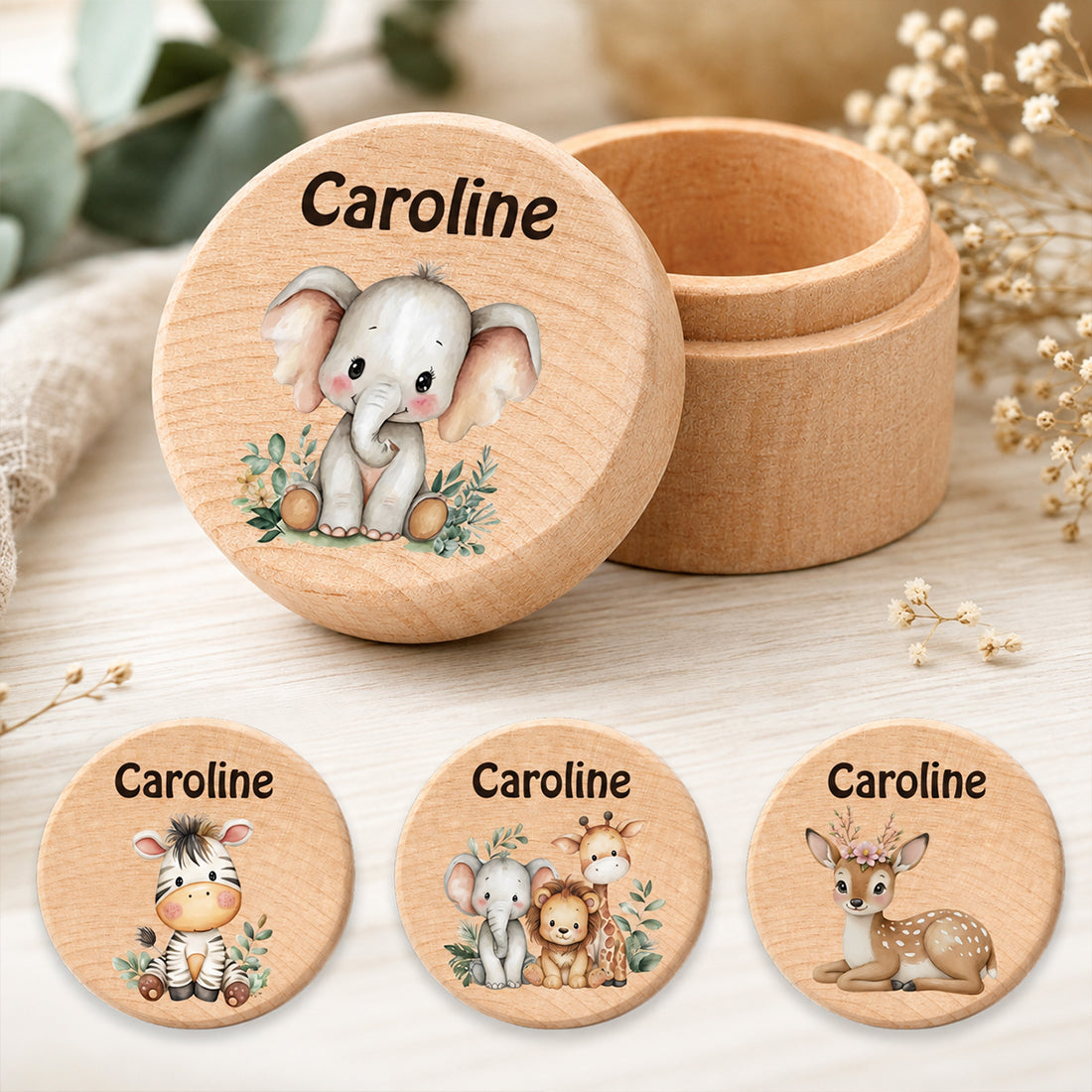 Personalisierte Zahndose aus Holz mit Name Caroline und vier verschiedenen Tiermotiven in Aquarell-Optik (Elefant, Zebra, Löwe, Reh)