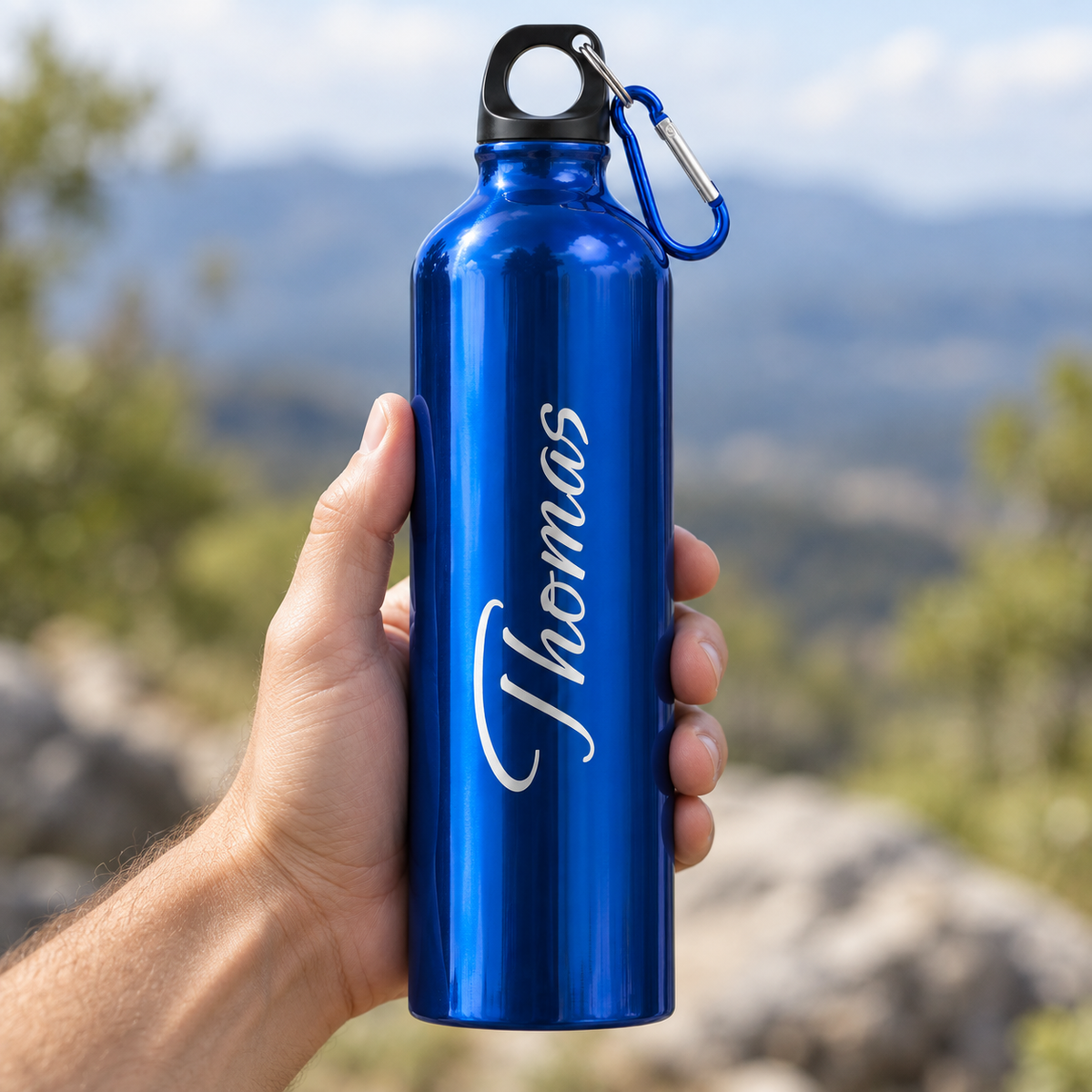 Trinkflasche in Blau mit Beispielname Thomas in einer Hand