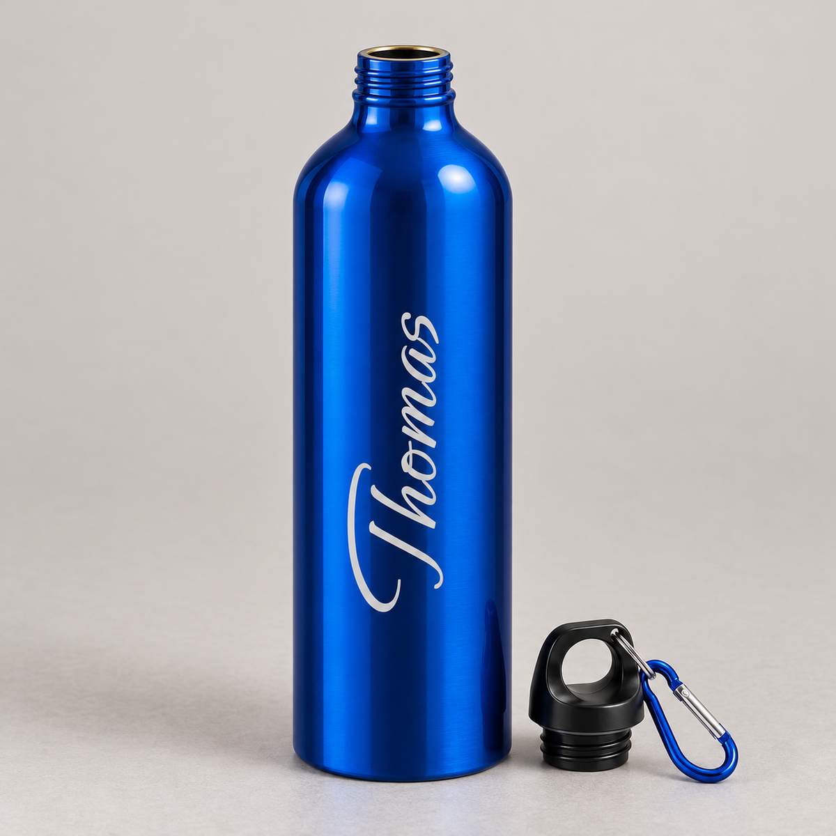 Geöffnete Trinkflasche in Blau mit abgenommenem Schraubdeckel und Karabiner