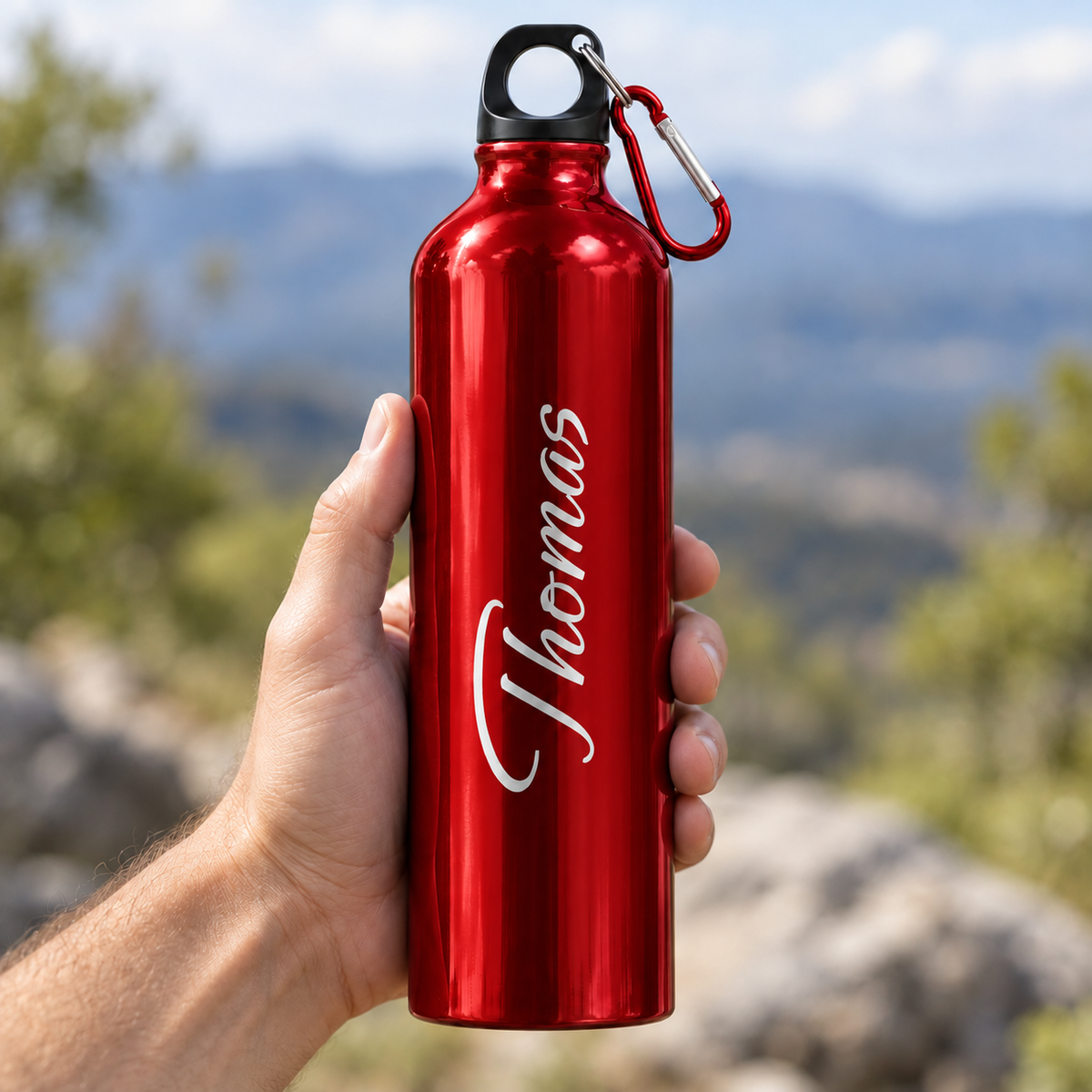 Trinkflasche in Rot mit Beispielname Thomas in einer Hand