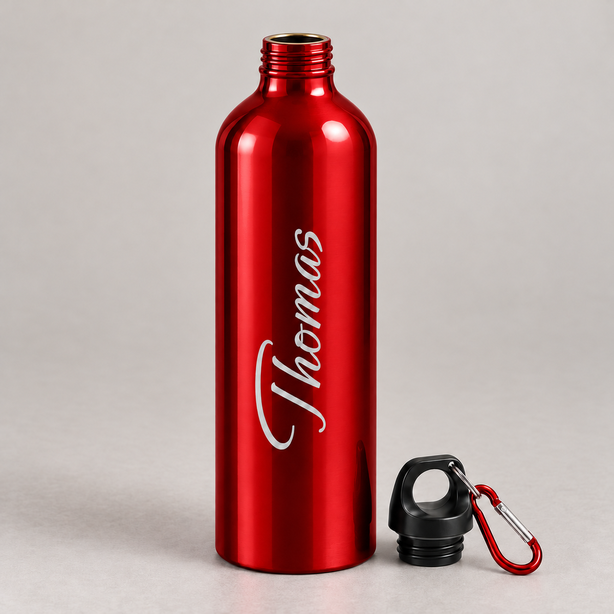 Geöffnete Trinkflasche in Rot mit abgenommenem Schraubdeckel und Karabiner