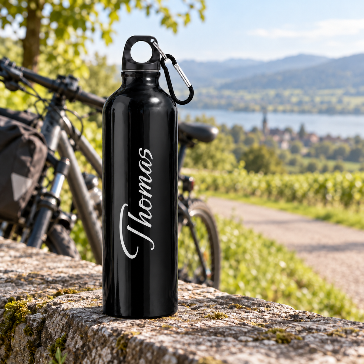 Trinkflasche in Schwarz mit Beispielname Thomas auf einer Fahrradtour