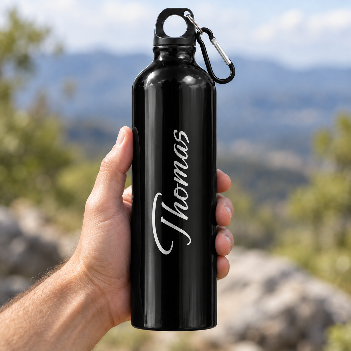 Trinkflasche in Schwarz mit Beispielname Thomas in einer Hand