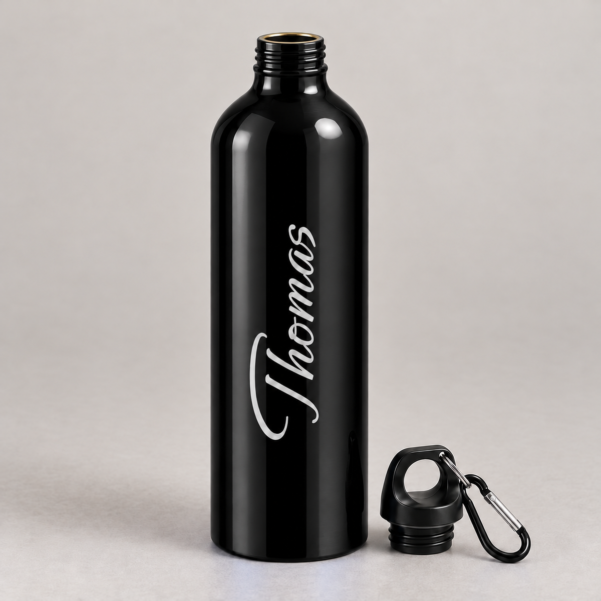 Geöffnete Trinkflasche in Schwarz mit abgenommenem Schraubdeckel und Karabiner