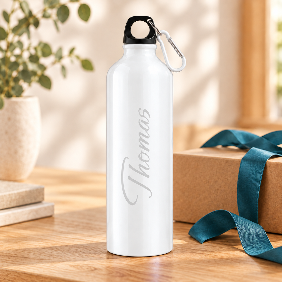 Personalisierte Trinkflasche in Weiß als Geschenk mit Dekoration