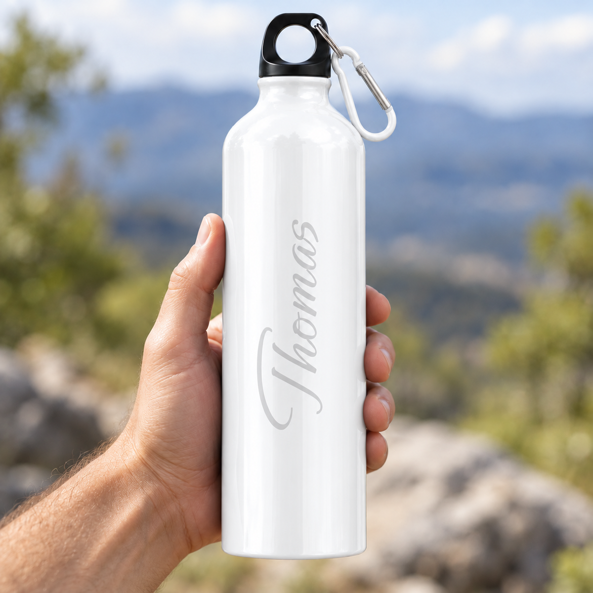 Trinkflasche in Weiß mit Beispielname Thomas in einer Hand