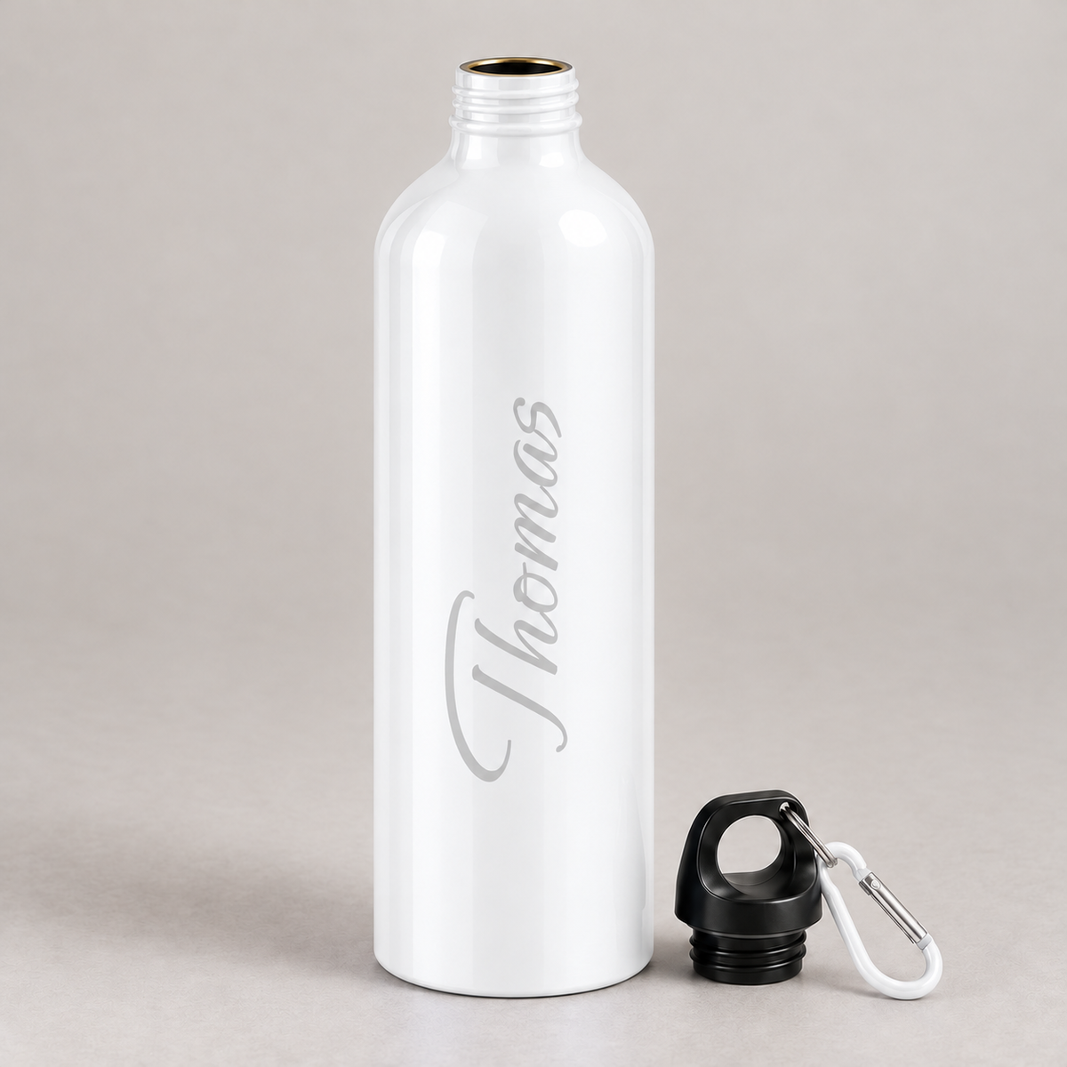 Geöffnete Trinkflasche in Weiß mit abgenommenem Schraubdeckel und Karabiner