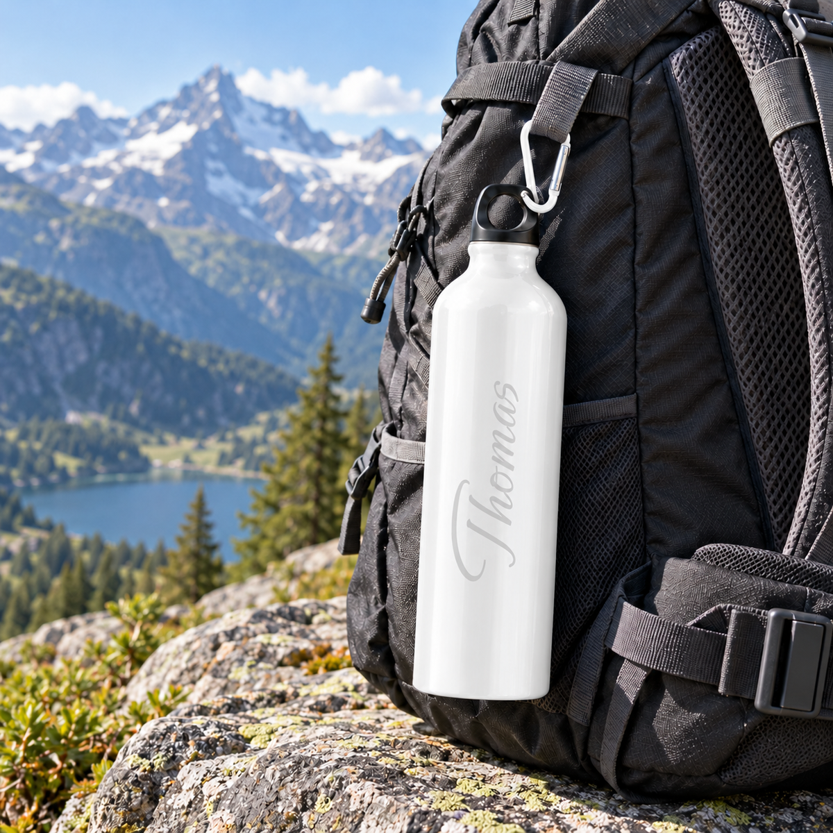 Trinkflasche in Weiß mit Namensgravur beim Wandern am Rucksack