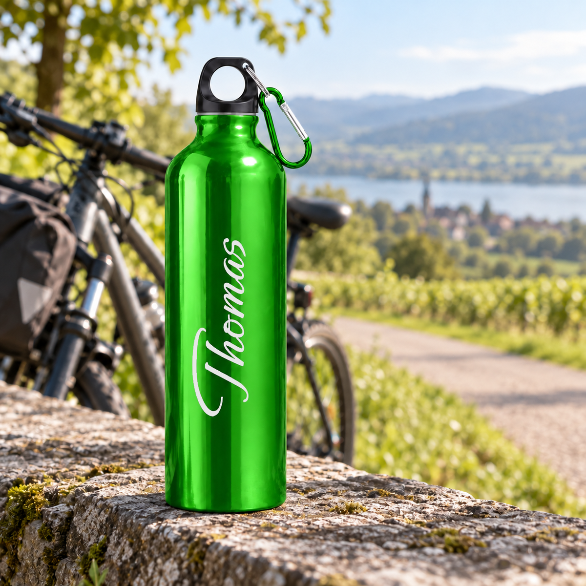 Trinkflasche in Hellgrün mit Beispielname Thomas auf einer Fahrradtour