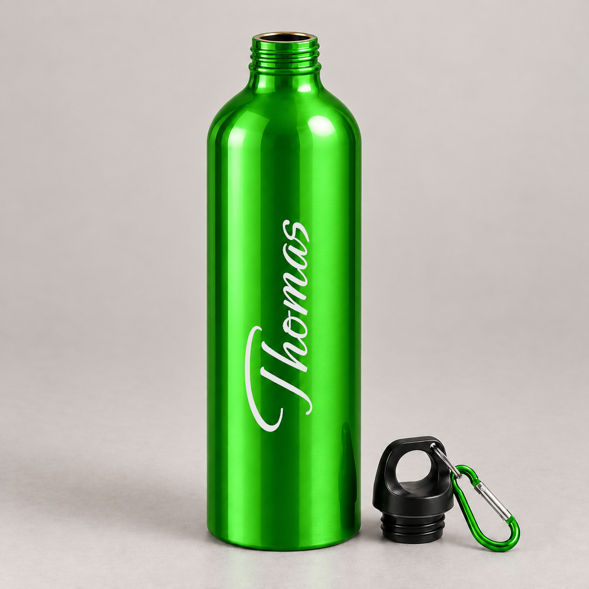 Geöffnete Trinkflasche in Hellgrün mit abgenommenem Schraubdeckel und Karabiner