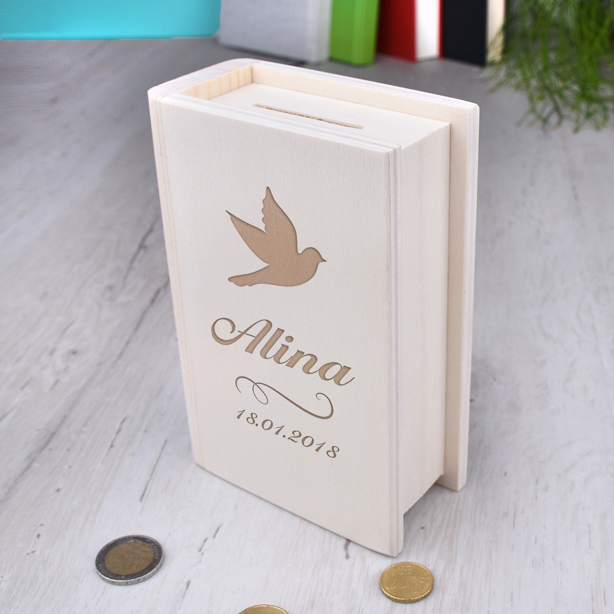 Holz-Sparbuch mit individueller Gravur – Detailansicht Motiv Taube