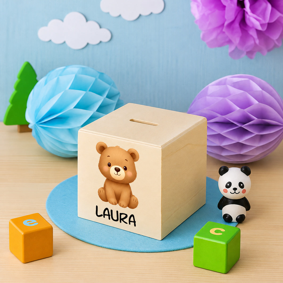 Personalisierte Holzspardose mit Bärenmotiv auf einem Geschenktisch