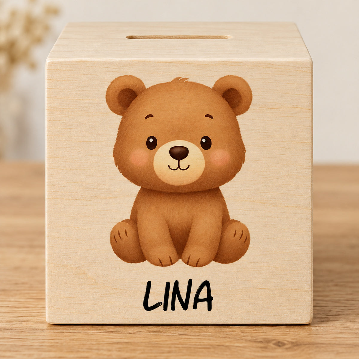 Bärenmotiv und Beispielname Lina im Detail auf der Holzspardose