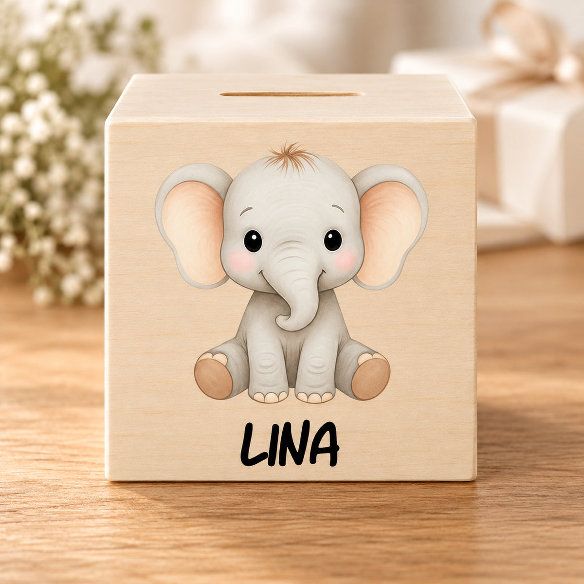 Holzspardose mit Elefant und Beispielname Lina in einer warmen Geschenkszene.
