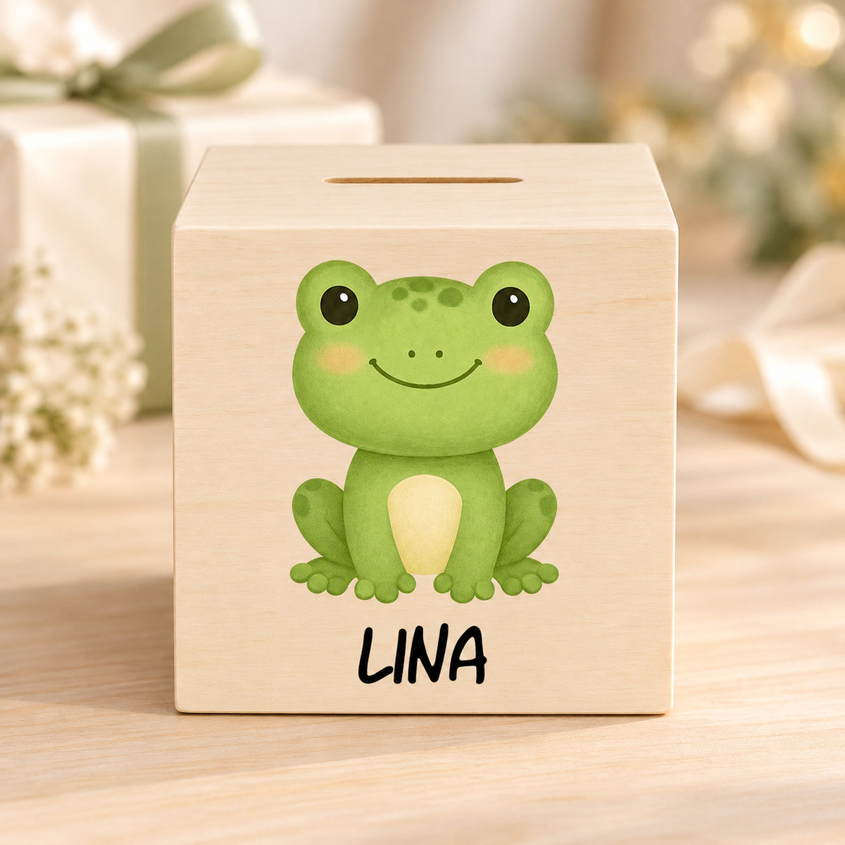 Holzspardose mit Frosch und Beispielname Lina in einer warmen Geschenkszene.