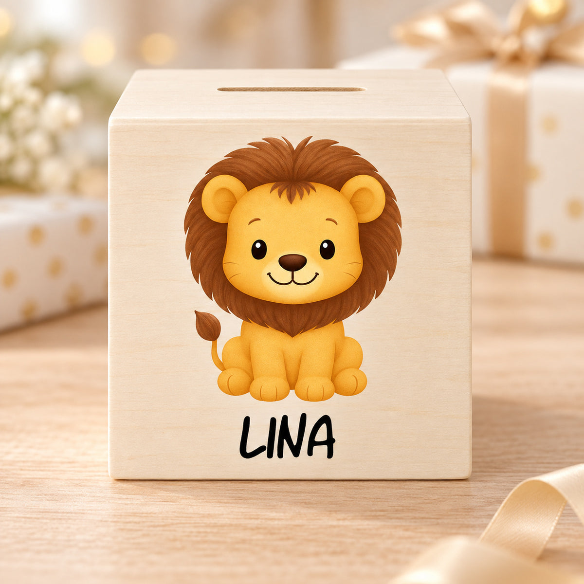 Holzspardose mit Löwe und Beispielname Lina in einer warmen Geschenkszene.