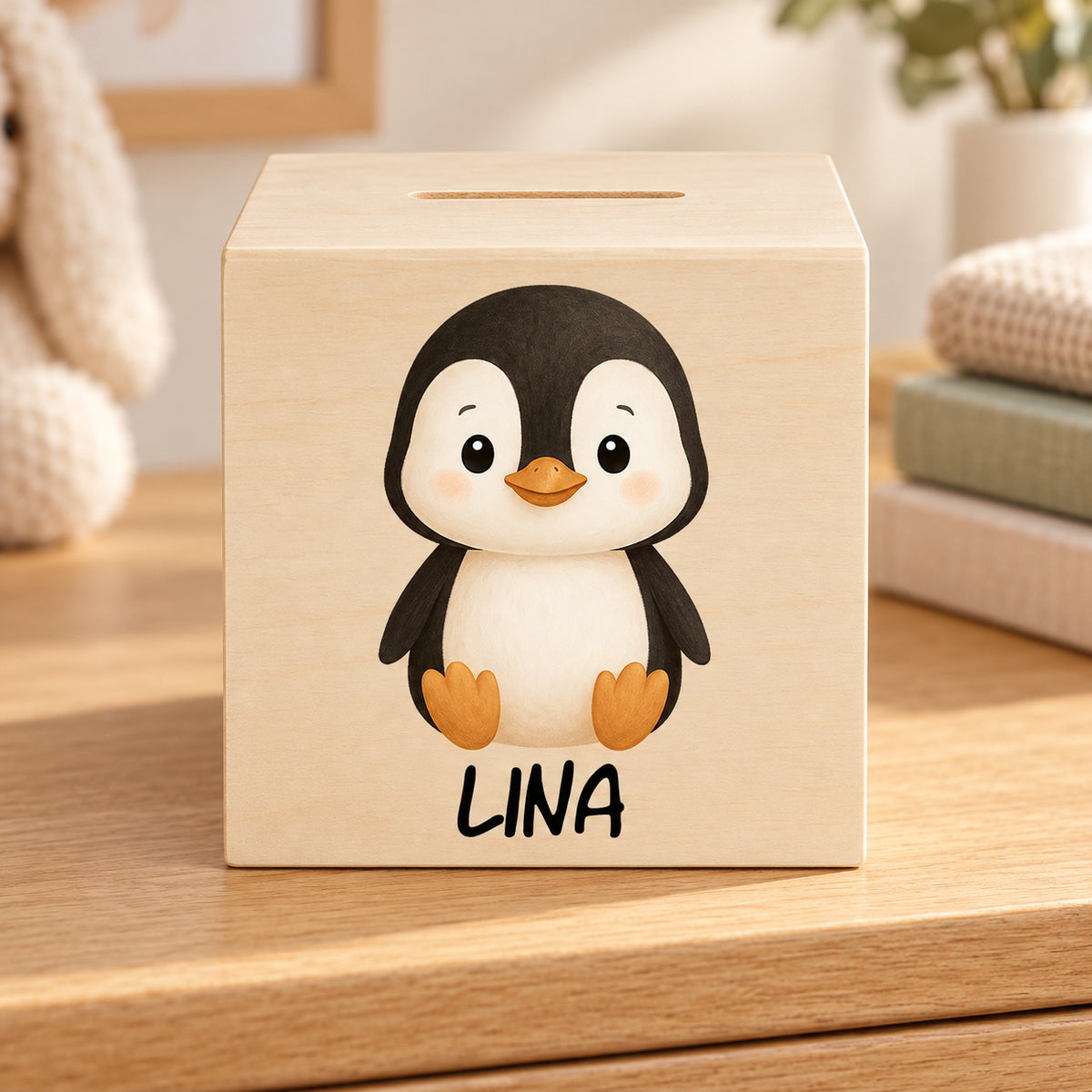 Holzspardose mit Pinguin und Beispielname Lina im Kinderzimmer.