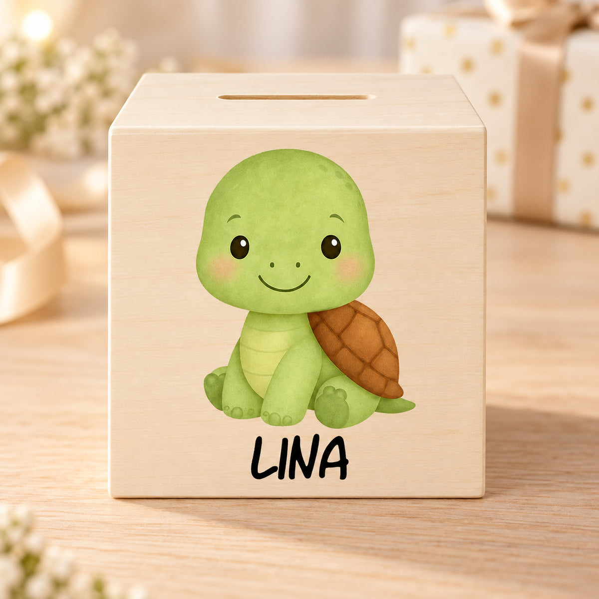 Holzspardose mit Schildkröte und Beispielname Lina in einer warmen Geschenkszene.