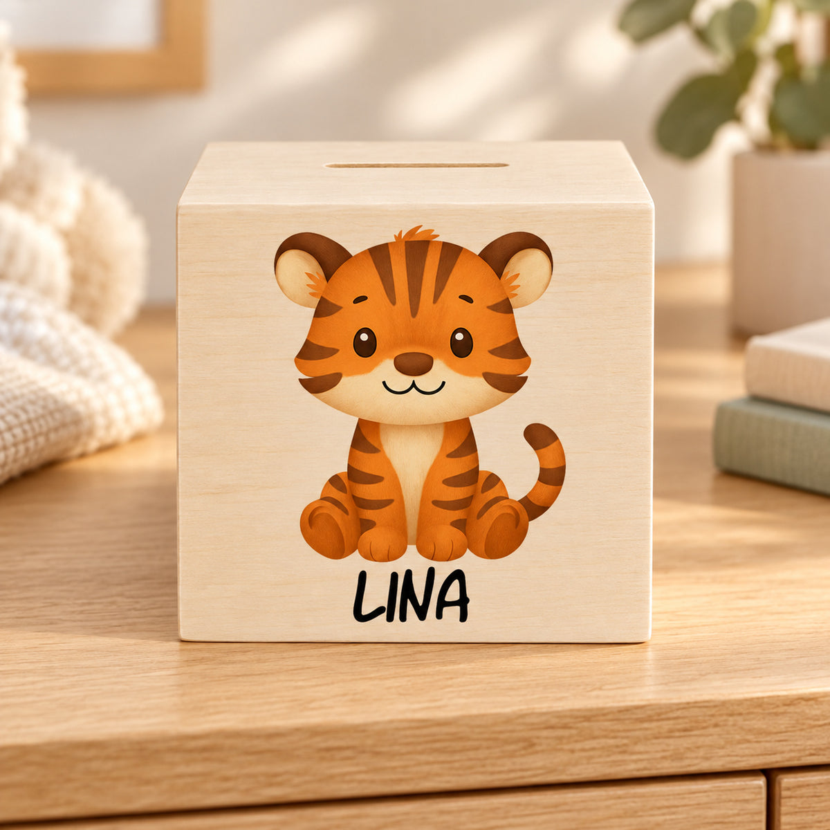 Holzspardose mit Tiger und Beispielname Lina im Kinderzimmer.