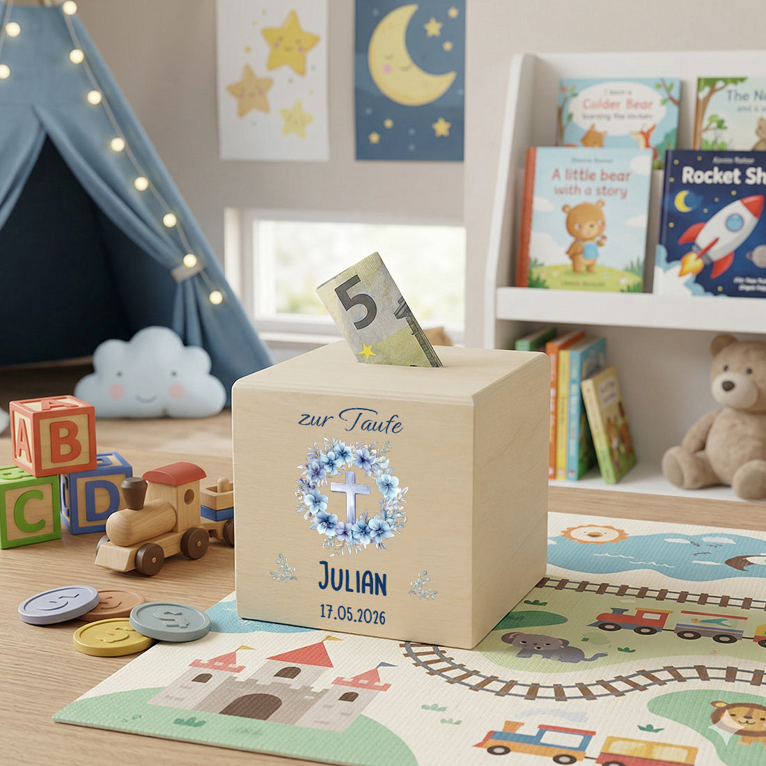 Individuelle Sparbüchse aus Naturholz mit dem Namen Julian und Taufdatum bedruckt.