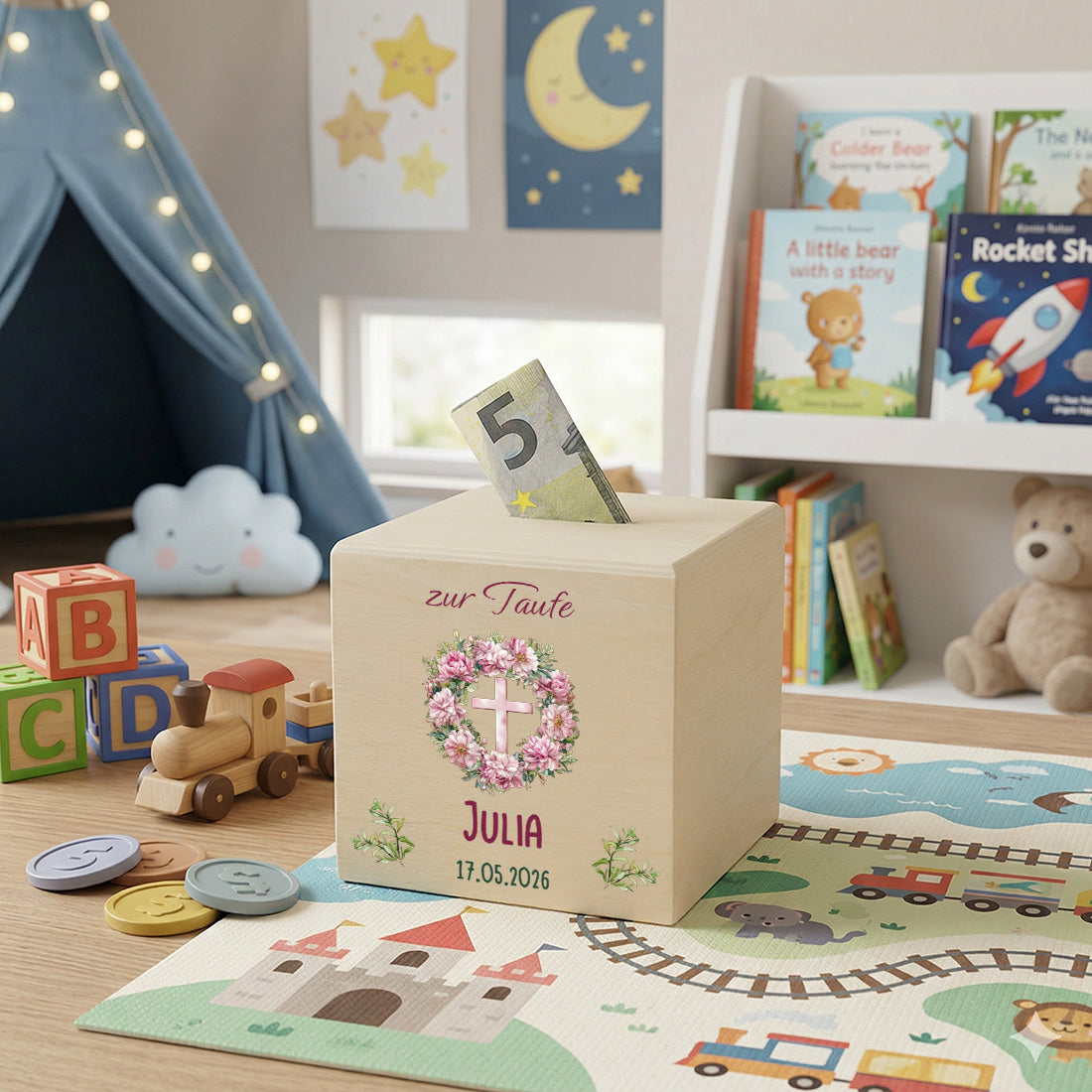Individuelle Sparbüchse aus Naturholz mit dem Namen Julia und Taufdatum bedruckt.