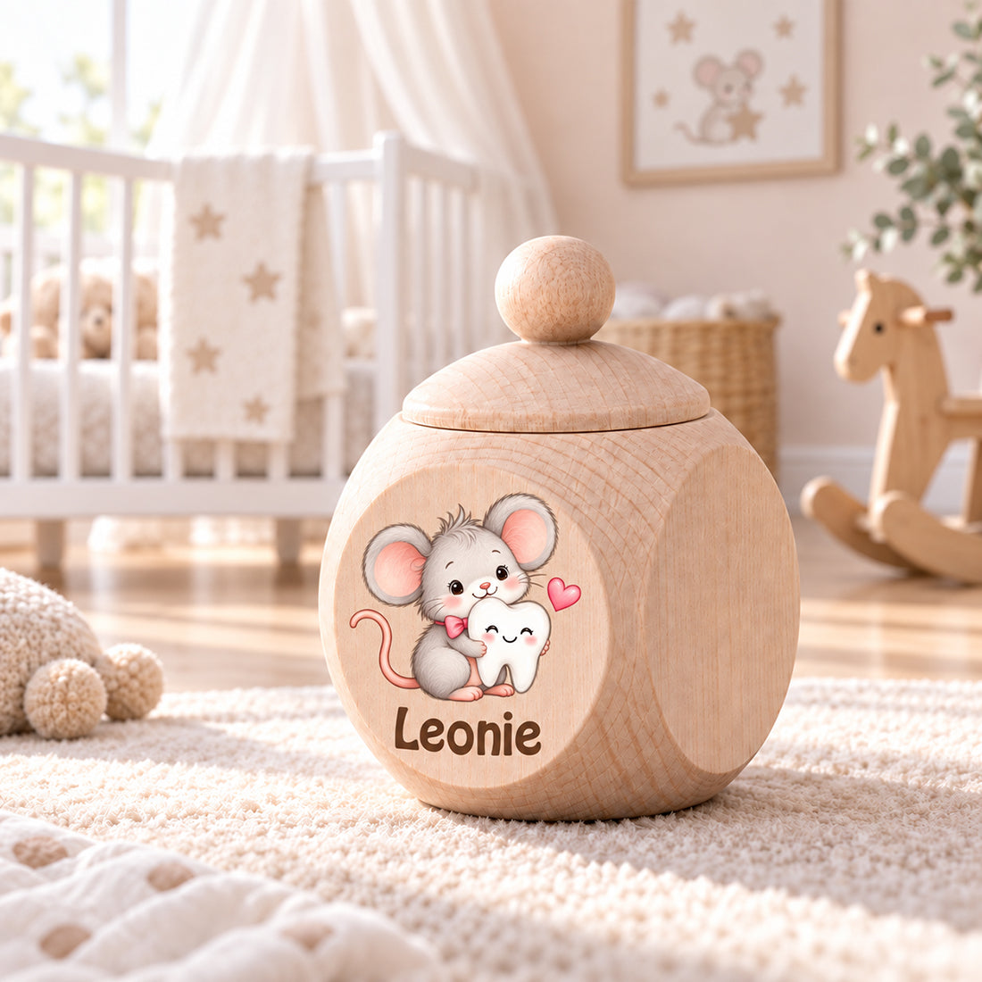Zahndose mit Zahnmaus, Zahn und Herz in einer dekorierten Kinderzimmer-Szene