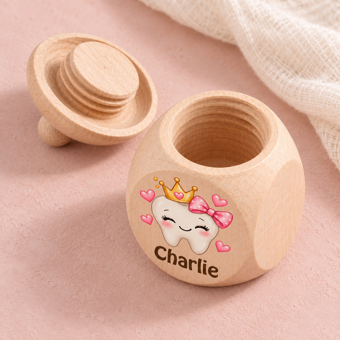 Geöffnete Zahndose mit Motiv Zahnprinzessin mit Schleife von oben und Schraubdeckel daneben