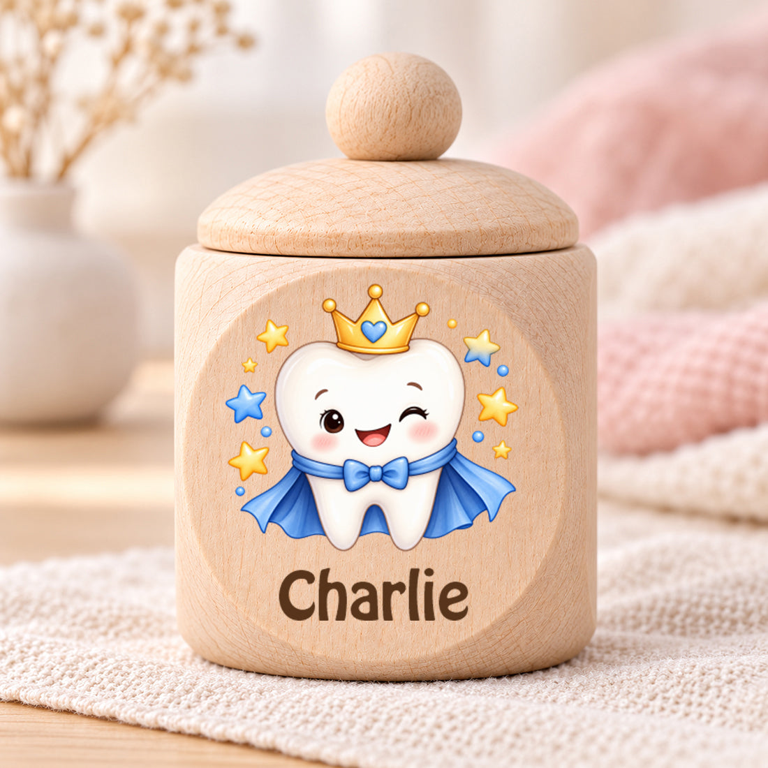 Geschlossene Zahndose mit Motiv Zahnprinz und Beispielname Charlie im Kinderzimmer