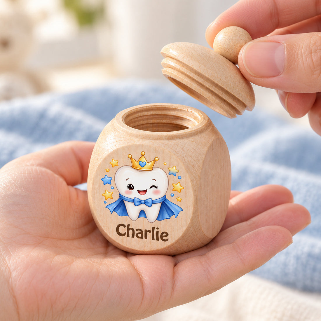 Zahndose mit Motiv Zahnprinz in einer Hand als Größenvergleich